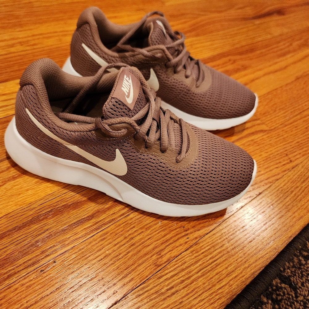 WOMEN Nike Tanjun. EUC - Picture 5 of 6